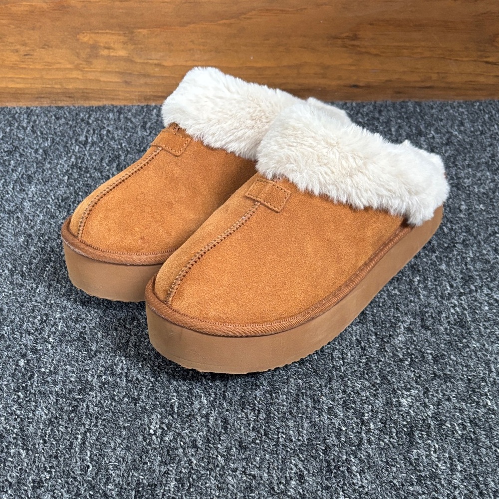 Cozy Tan Suede Slippers with Faux Fur Lining - Size 8